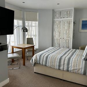 Großes Zimmer mit Kingsize-Bett